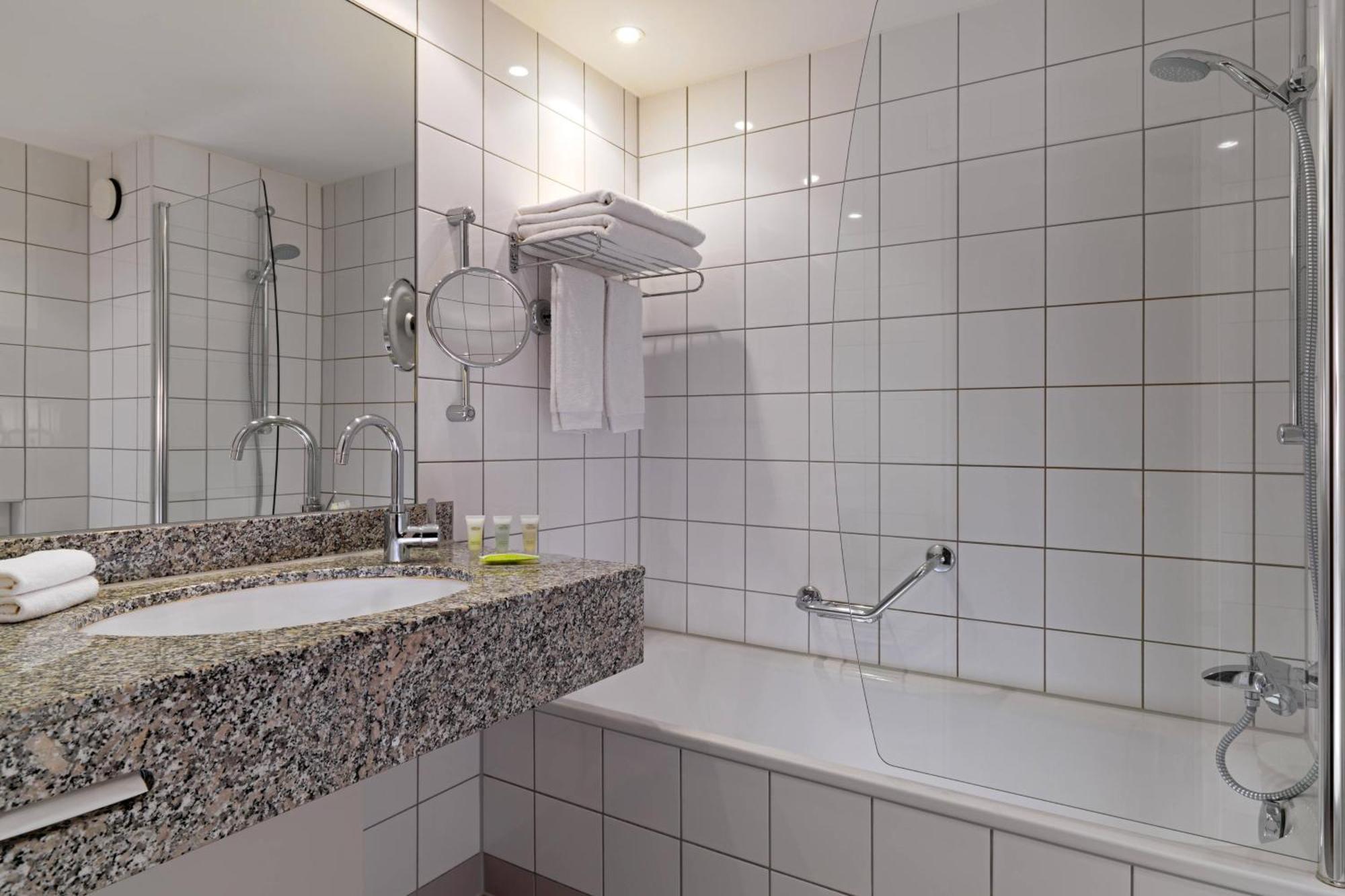 Courtyard By Marriott Duesseldorf Hafen Hotel Ngoại thất bức ảnh