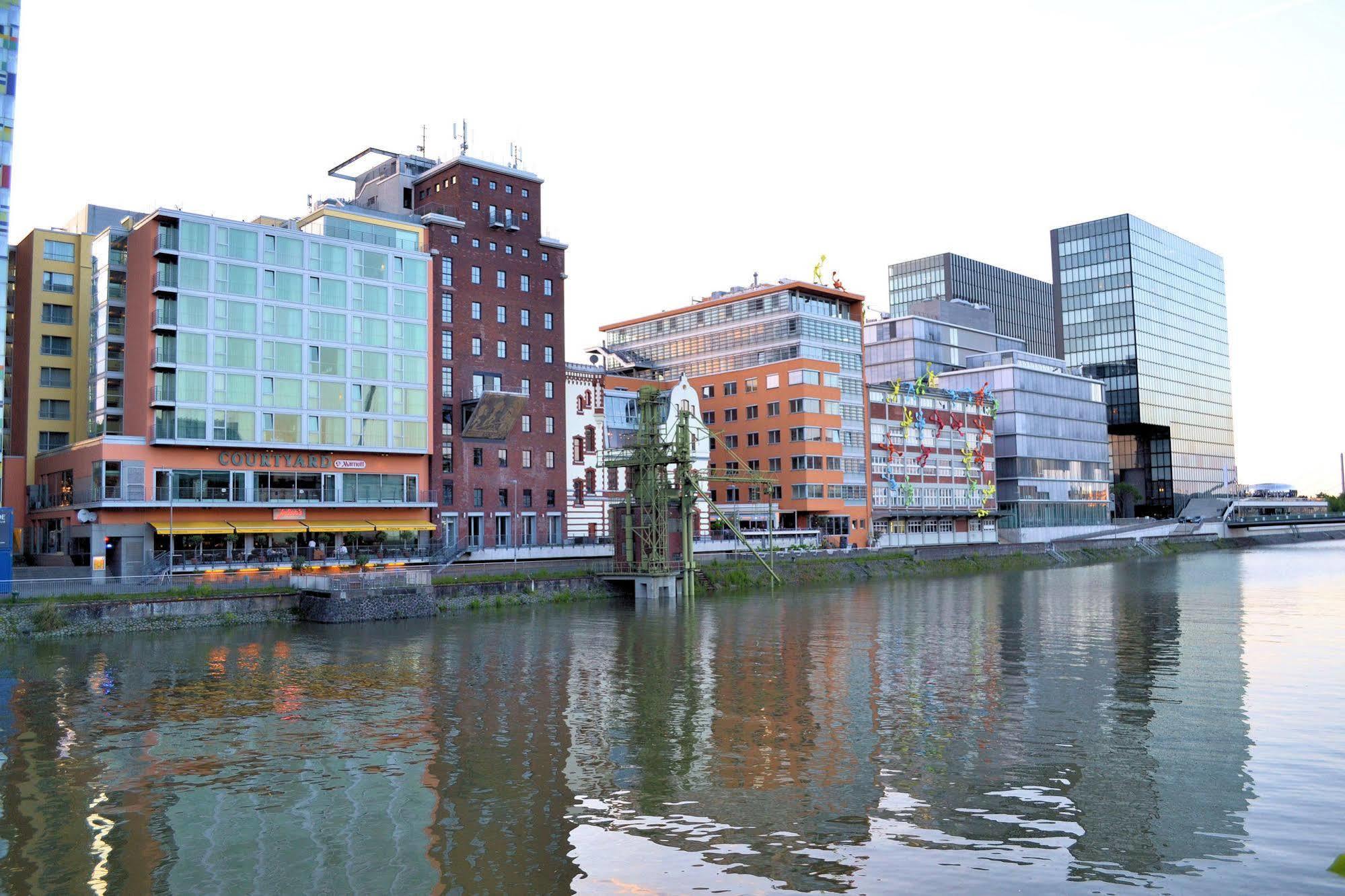 Courtyard By Marriott Duesseldorf Hafen Hotel Ngoại thất bức ảnh